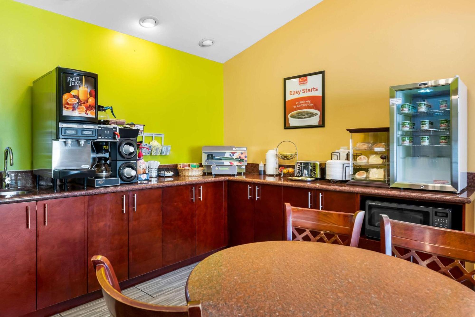 Econo Lodge Inn & Suites Eau Claire Dış mekan fotoğraf