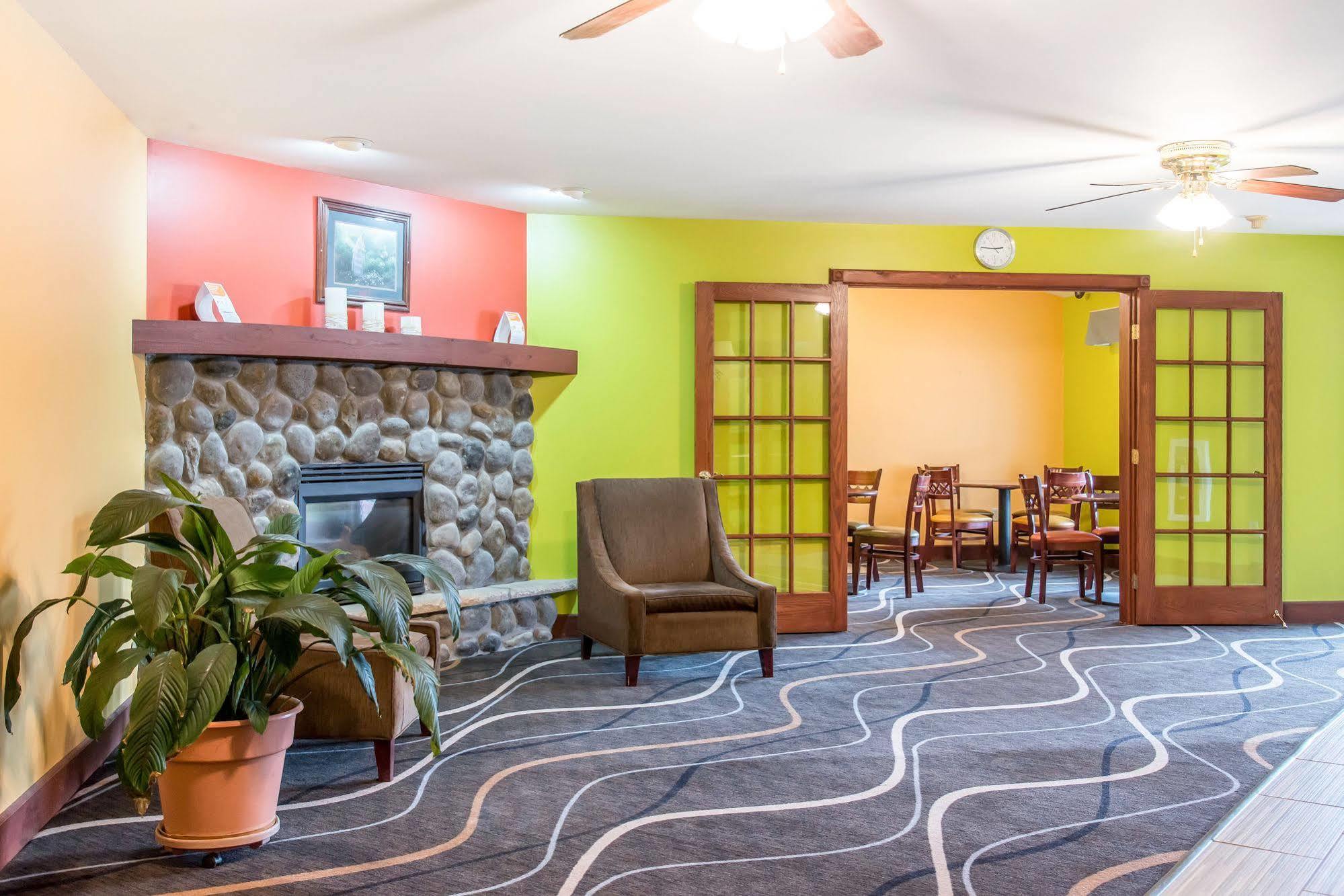 Econo Lodge Inn & Suites Eau Claire Dış mekan fotoğraf