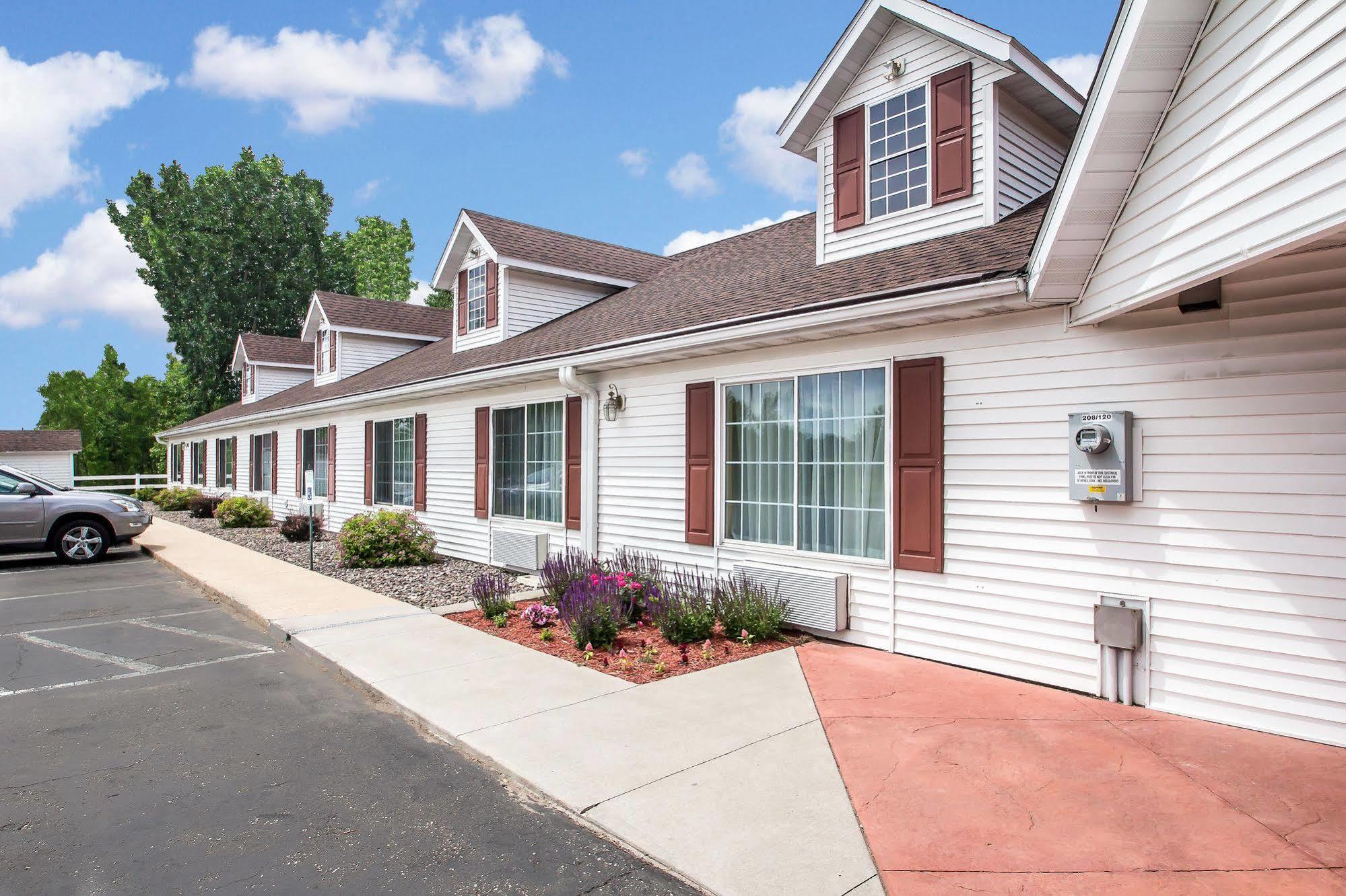 Econo Lodge Inn & Suites Eau Claire Dış mekan fotoğraf