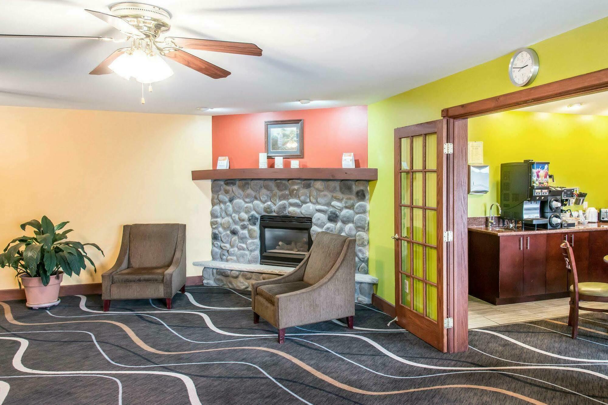 Econo Lodge Inn & Suites Eau Claire Dış mekan fotoğraf
