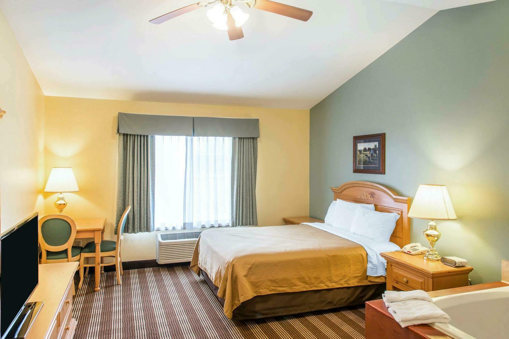 Econo Lodge Inn & Suites Eau Claire Dış mekan fotoğraf