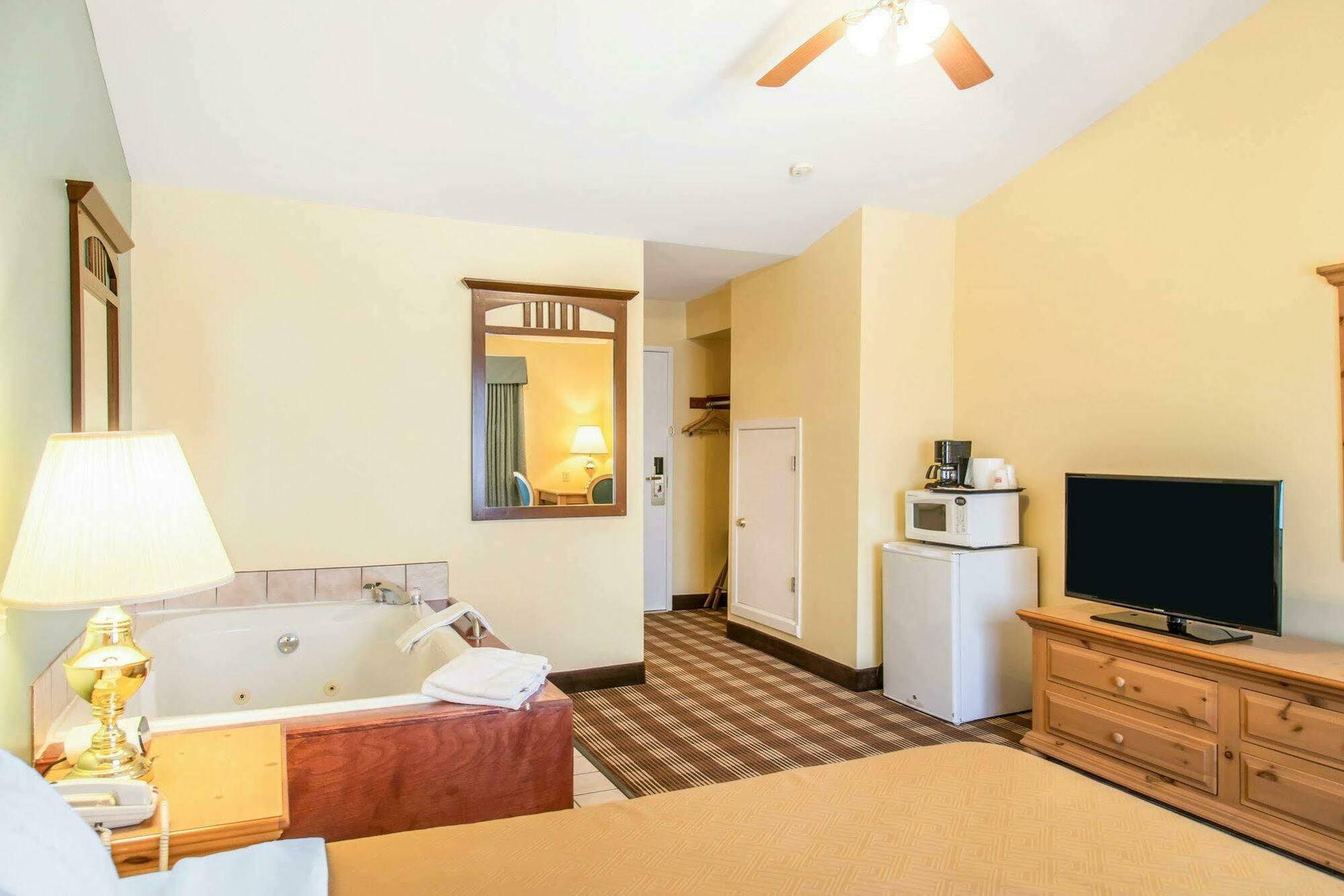 Econo Lodge Inn & Suites Eau Claire Dış mekan fotoğraf