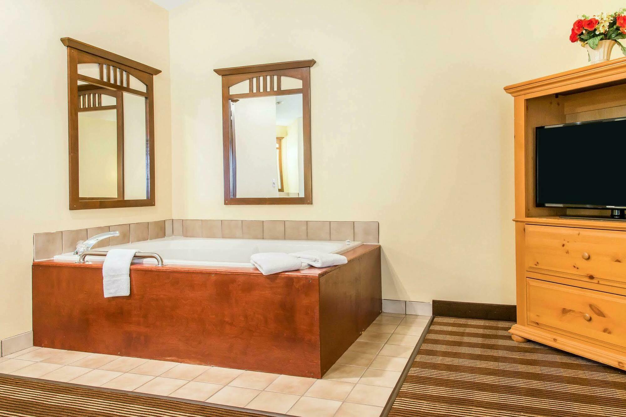 Econo Lodge Inn & Suites Eau Claire Dış mekan fotoğraf